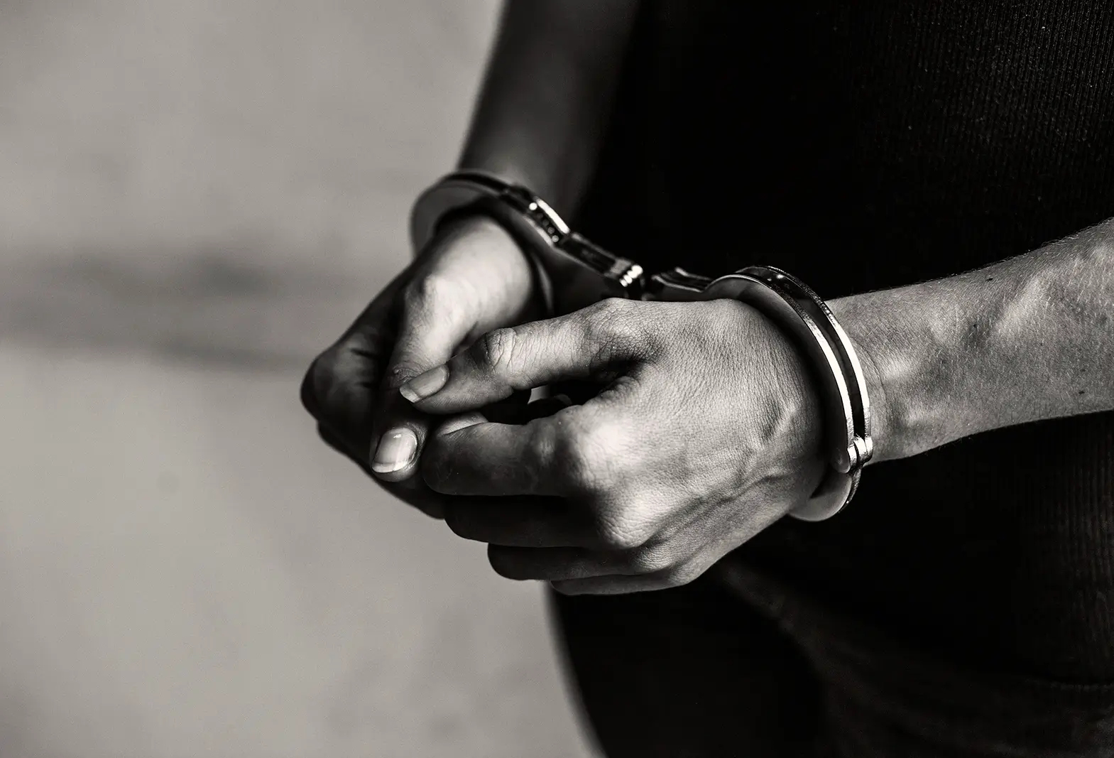 Um professor de jiu-jítsu preso pela Depca é suspeito de violentar aluna de 14 anos no bairro Nova Esperança. Polícia investiga se há mais vítimas.