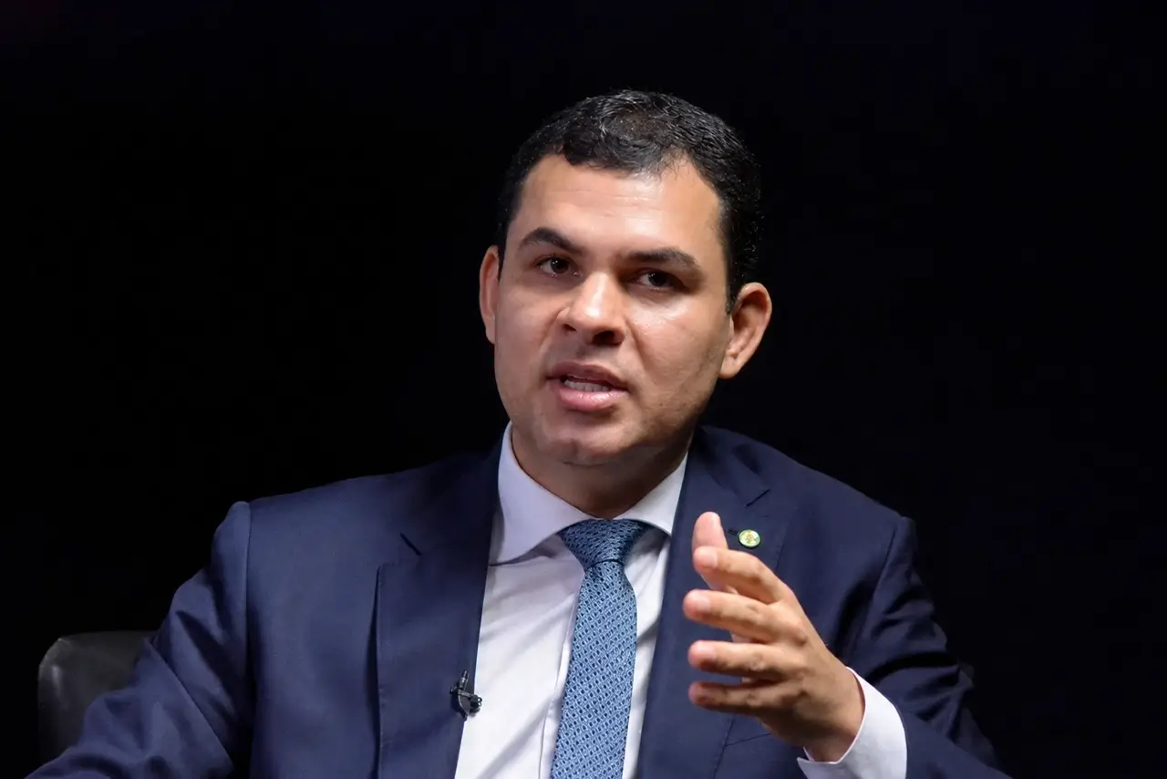 Saullo Vianna propõe Bolsa Cuidador para pessoas de baixa renda que cuidam de dependentes e prevê reconhecimento previdenciário.