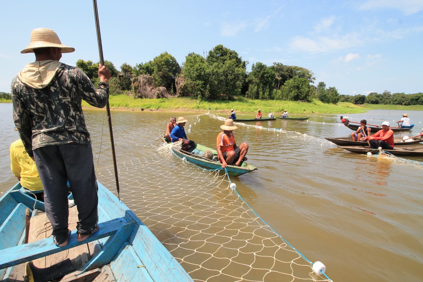Seguro-defeso paga valores retroativos para 911 pescadores do Amazonas. Benefício atende trabalhadores com pedidos aprovados pelo INSS.