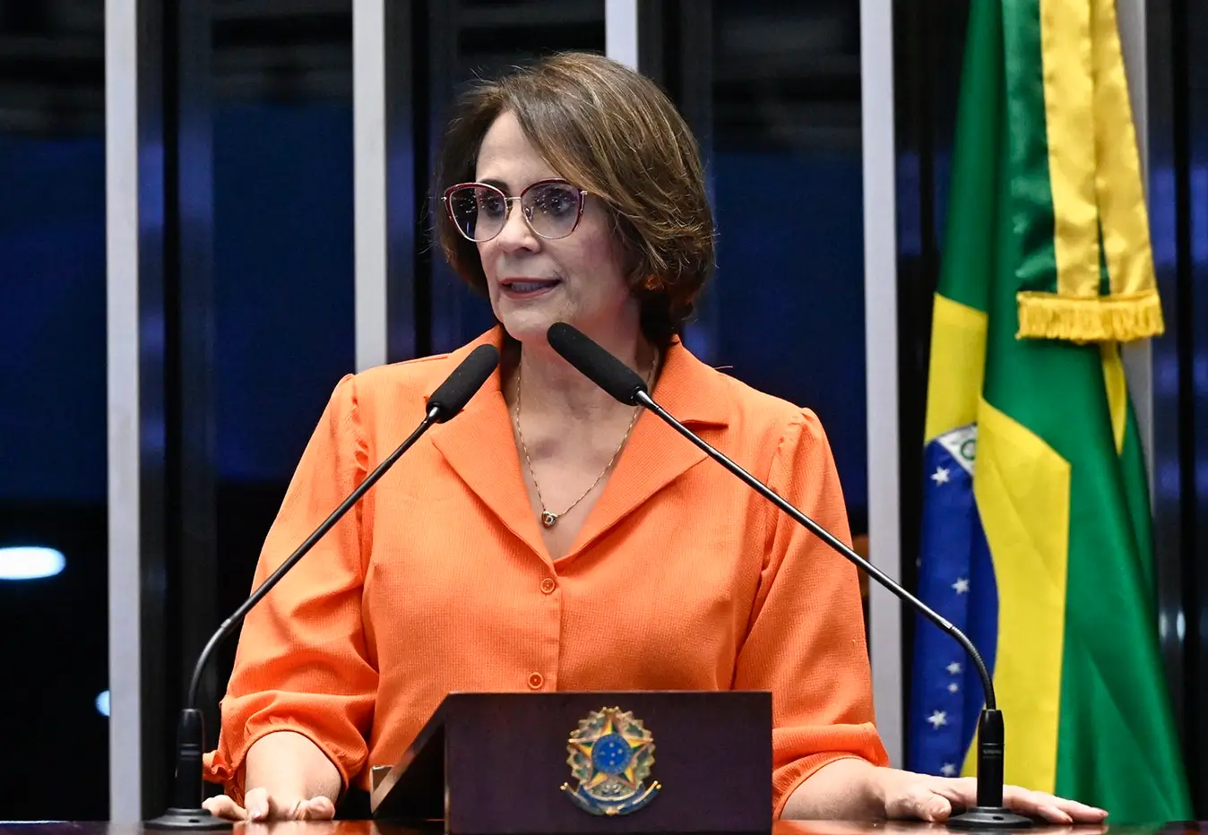 Damares Alves deixa equipe de Flávio Bolsonaro após denunciar ataques misóginos e ameaças contra a família. Entenda os motivos.