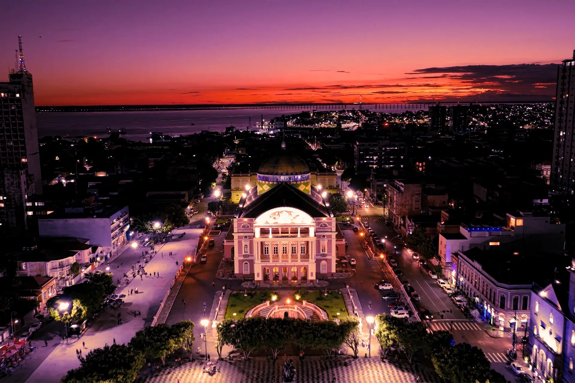 Teatro Amazonas e Theatro da Paz conquistam o título de Patrimônio Mundial da Unesco sob o conjunto Teatros da Amazônia.