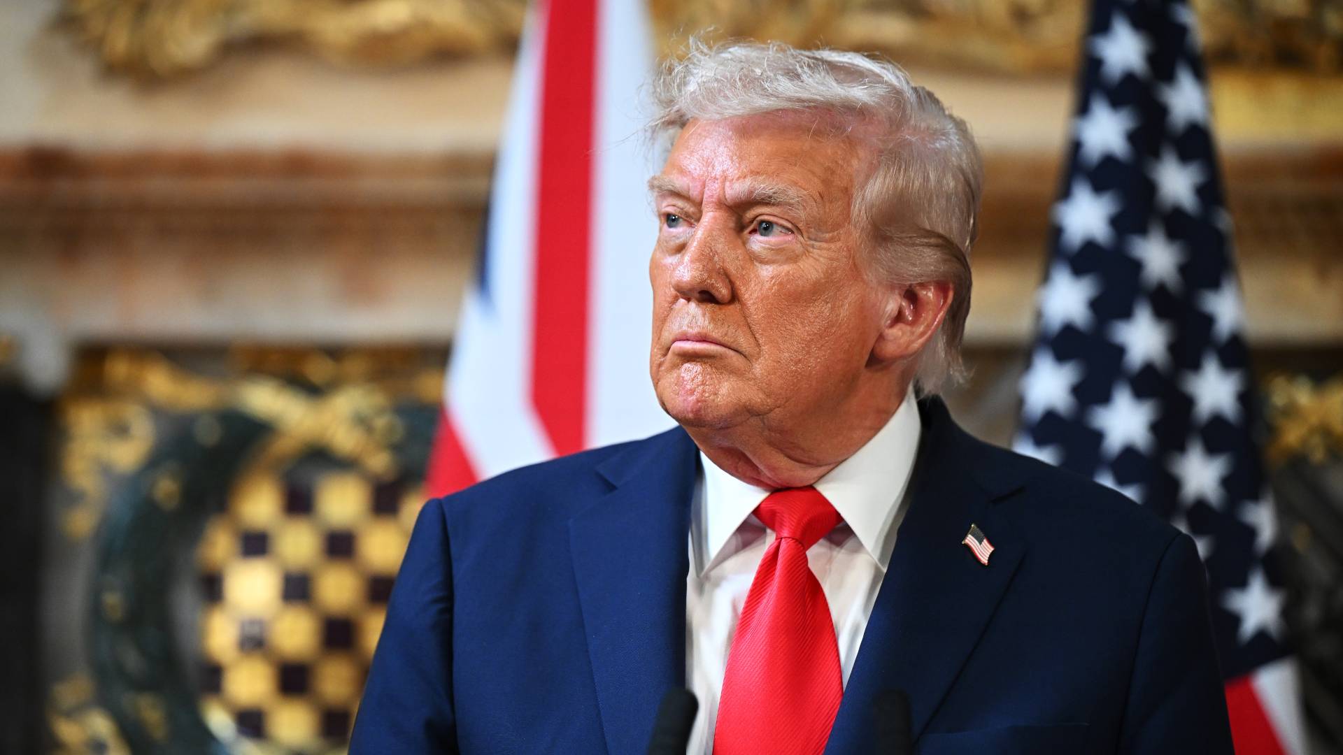 Trump abandona o pedágio em Ormuz, mas mantém o bloqueio contra navios, portos e cargas ligados ao Irã.