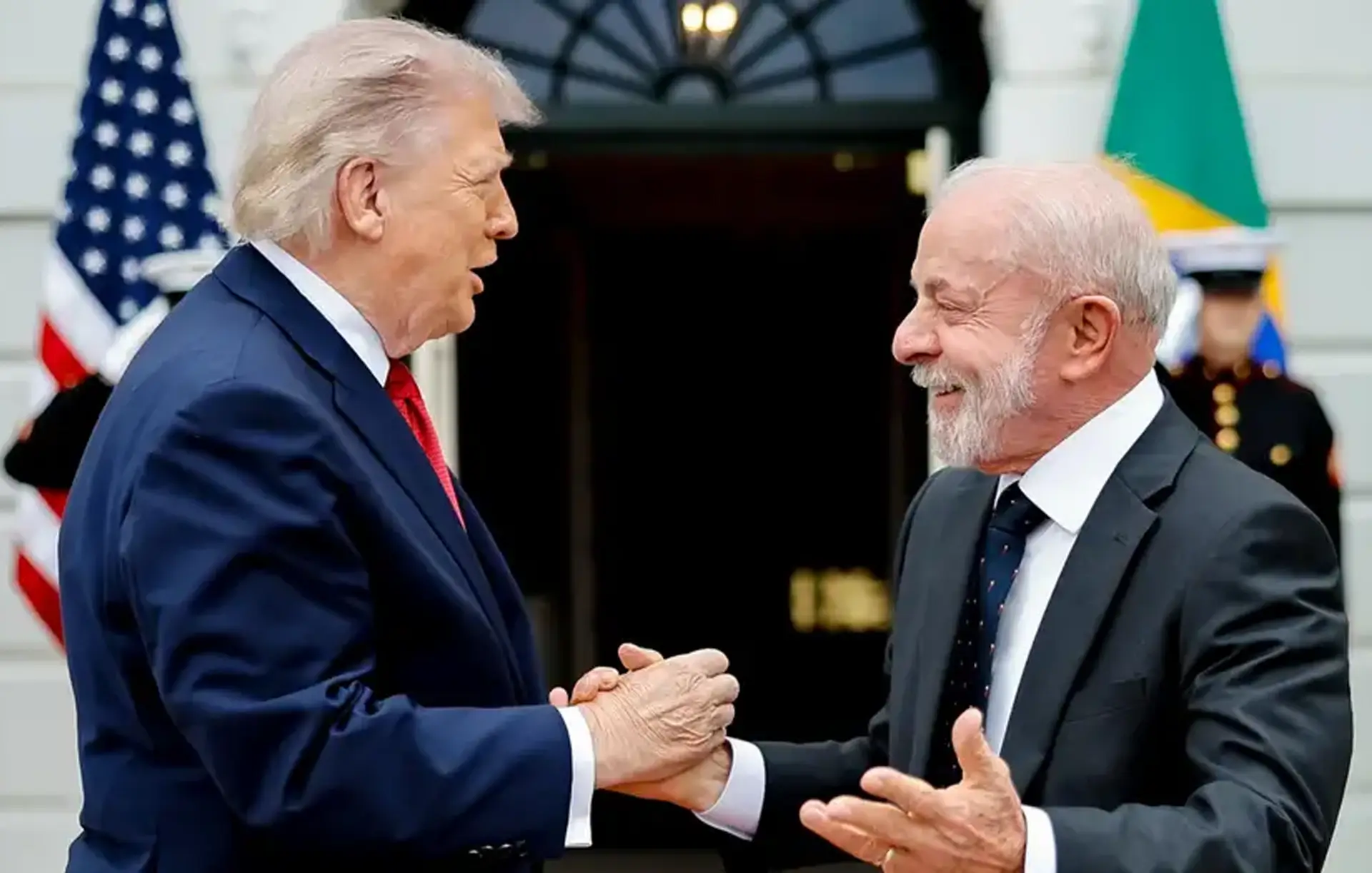 Analistas explicam por que o tarifaço de Trump sobre o Brasil vai além do comércio e envolve disputas geopolíticas.