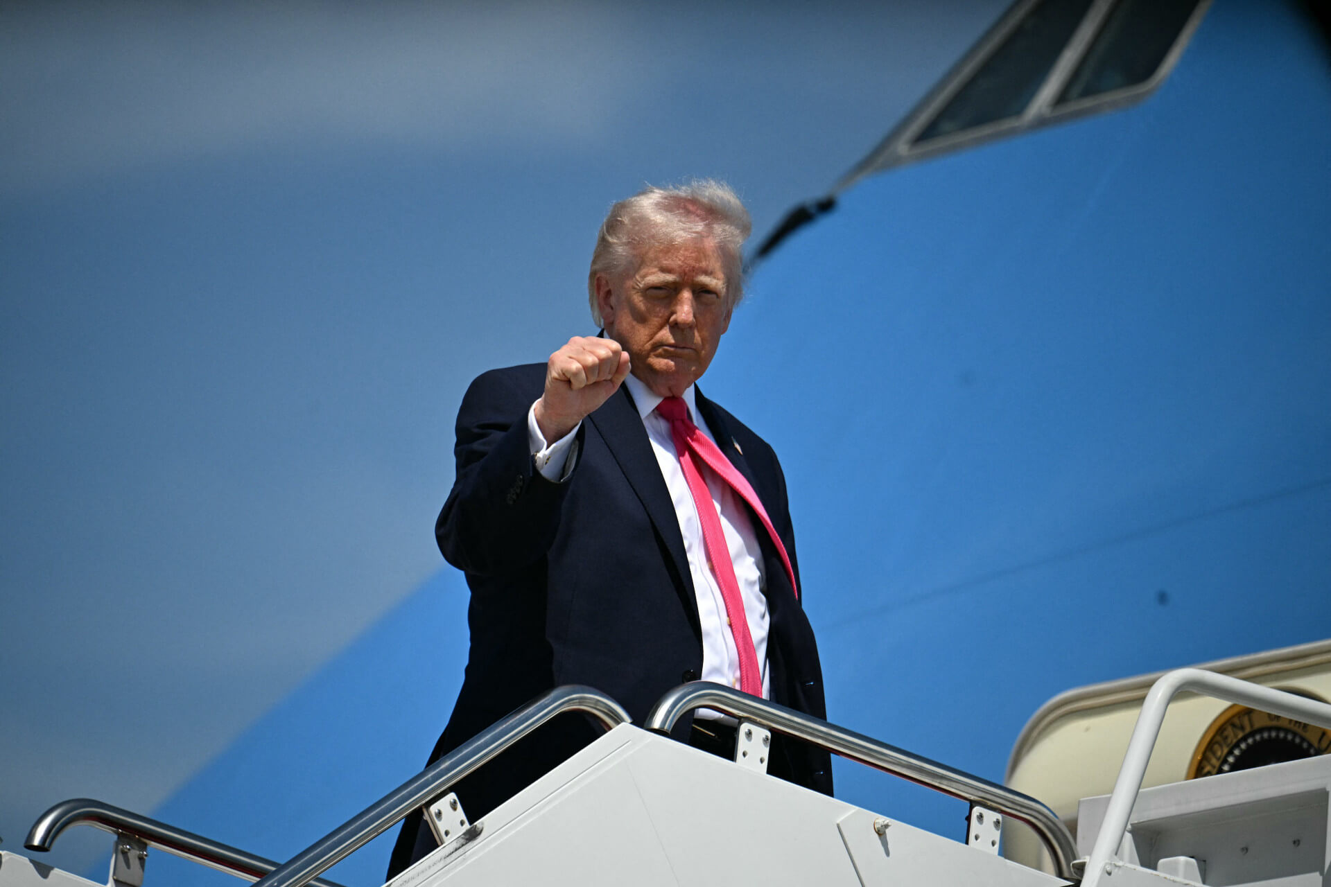 Trump anuncia taxa de 20% para proteger navios em Ormuz e retoma bloqueio contra embarcações ligadas ao Irã.