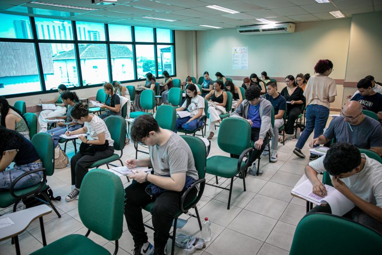 UEA lança Vestibular 2026 e SIS com 4.412 vagas, novos cursos no interior e Medicina Veterinária em Presidente Figueiredo.