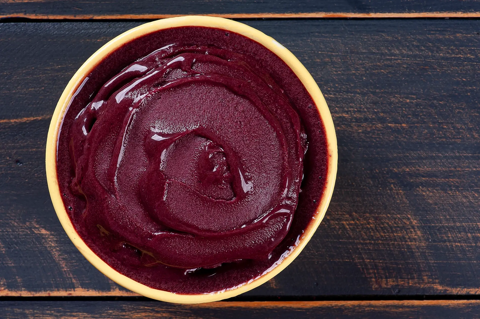Açaí impulsiona a economia amazônica, mas alta demanda preocupa por impactos ambientais e aumento dos preços na região.