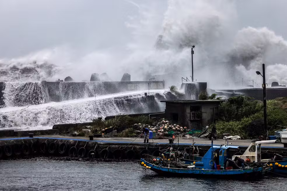 Tufão Bavi provoca cancelamento de voos, falta de energia e alerta para chuvas fortes no sudoeste do Japão.