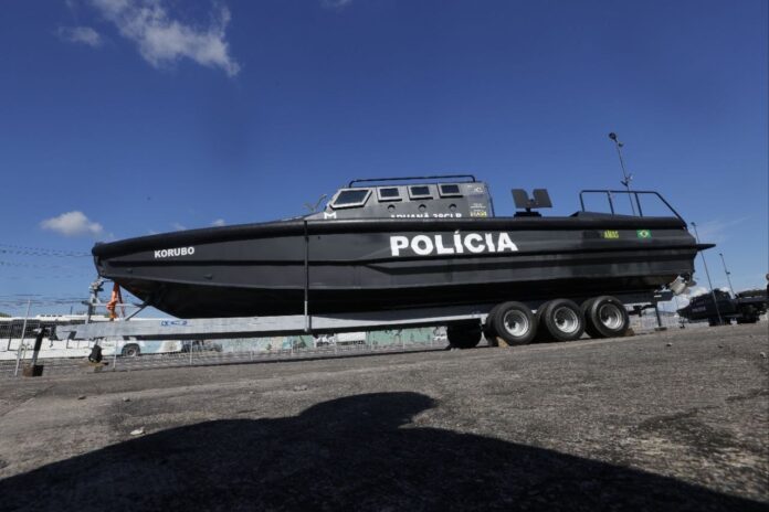 Amazonas amplia frota de lanchas blindadas e investe R$ 9,1 milhões no combate ao narcotráfico e reforço das forças policiais.