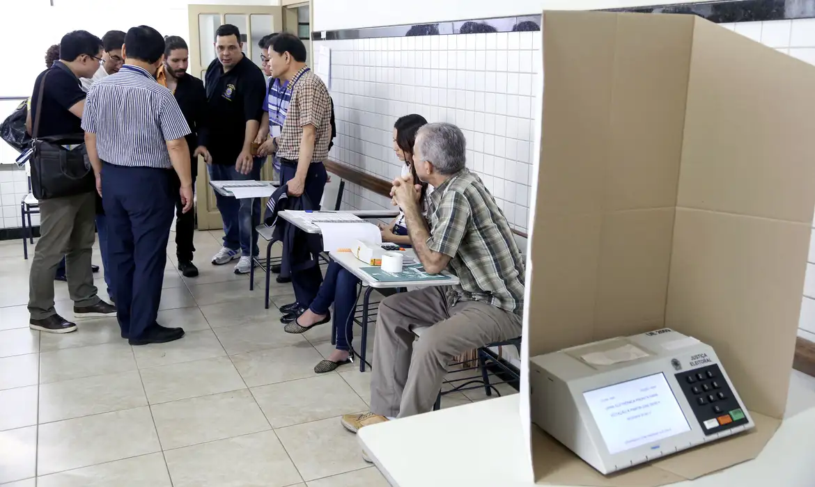 Mesários começam a ser convocados para as eleições de outubro com informações sobre treinamento, benefícios e atuação nas seções eleitorais.