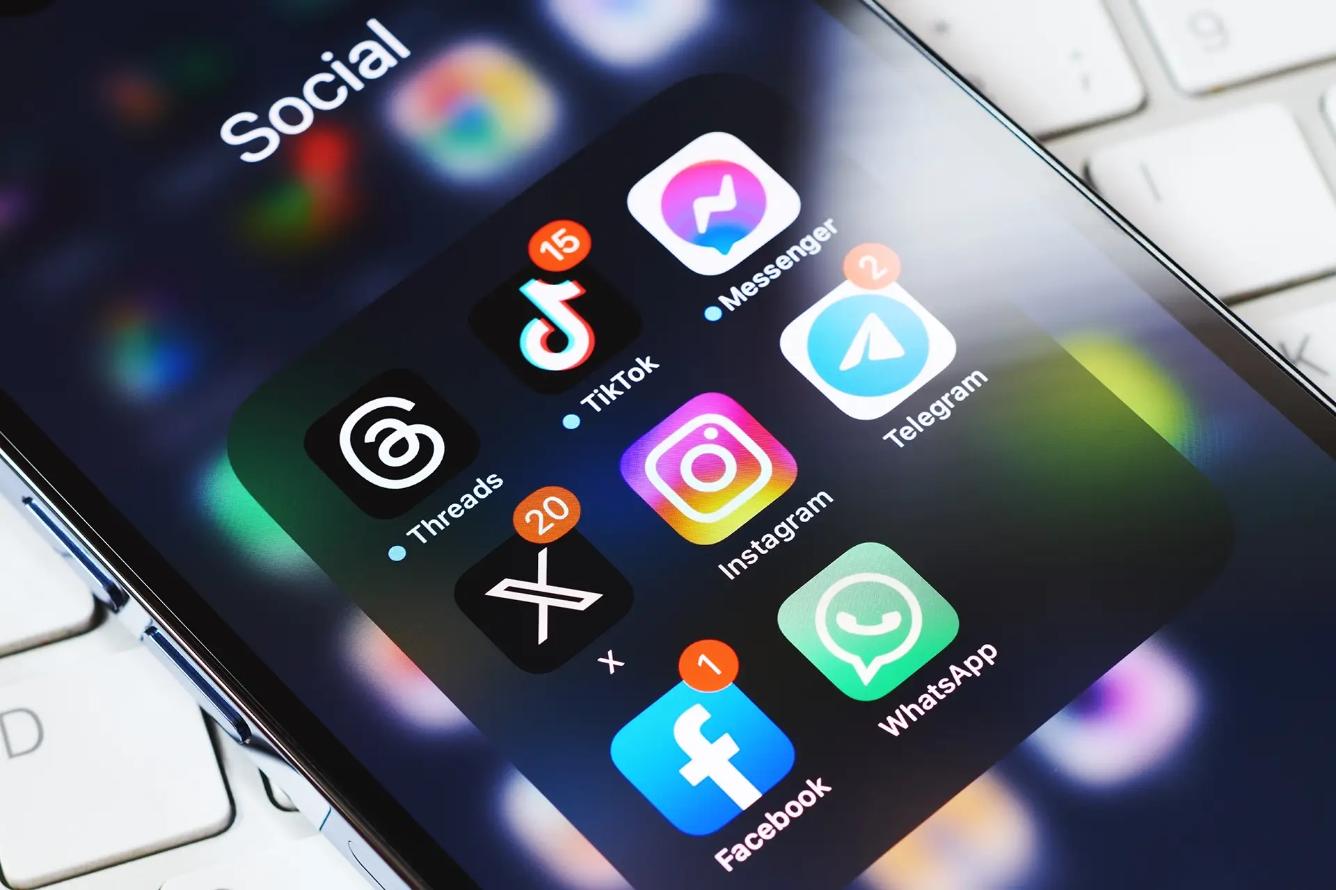 Alterações nas regras da comunidade da Meta reduzem rigor contra nudez e conotação sexual, facilitando a circulação de vídeos no instagram.