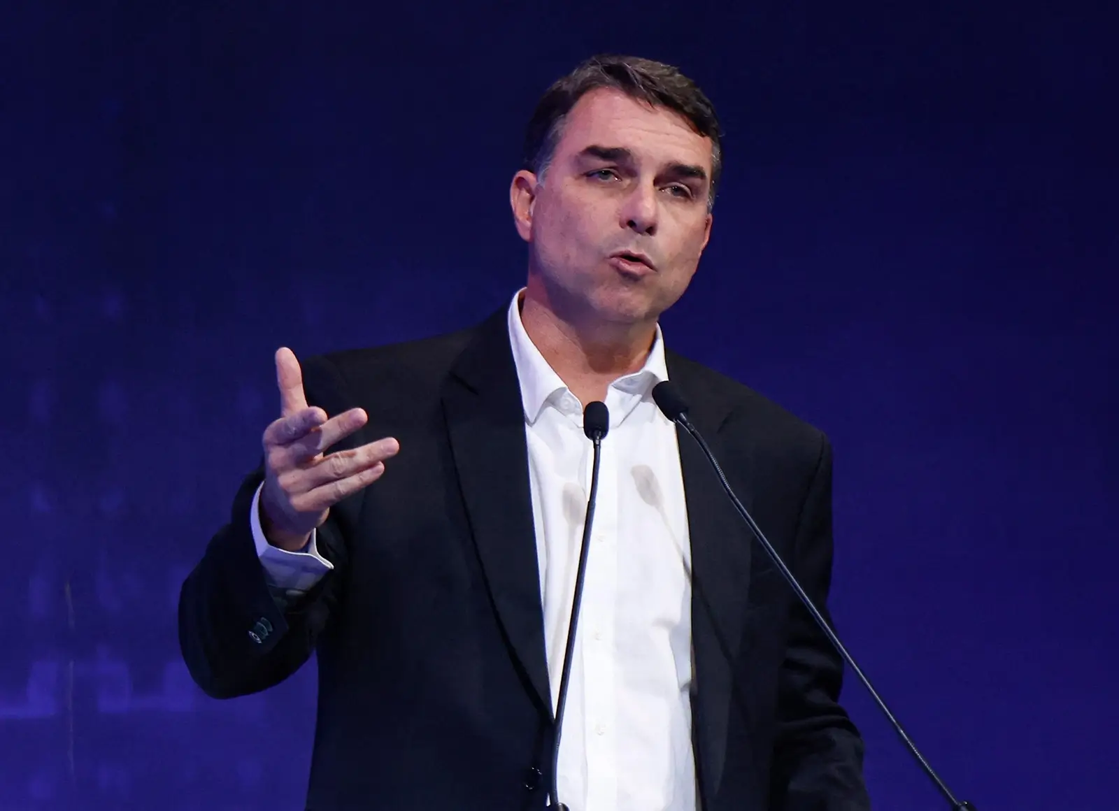 Smartmatic foi citada por Flávio Bolsonaro em discurso. Entenda a atuação da empresa na Venezuela e sua relação com o sistema eleitoral brasileiro.