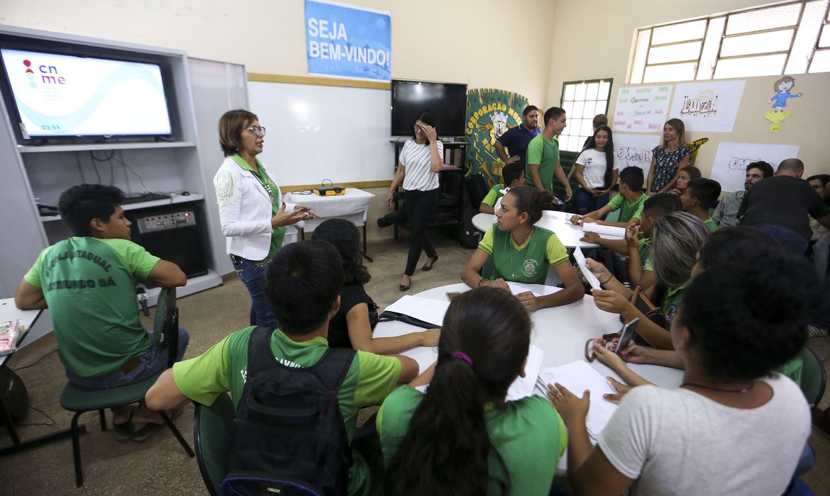 Pé-de-Meia paga R$ 200 para estudantes nascidos em novembro e dezembro com frequência mínima de 80% nas aulas.