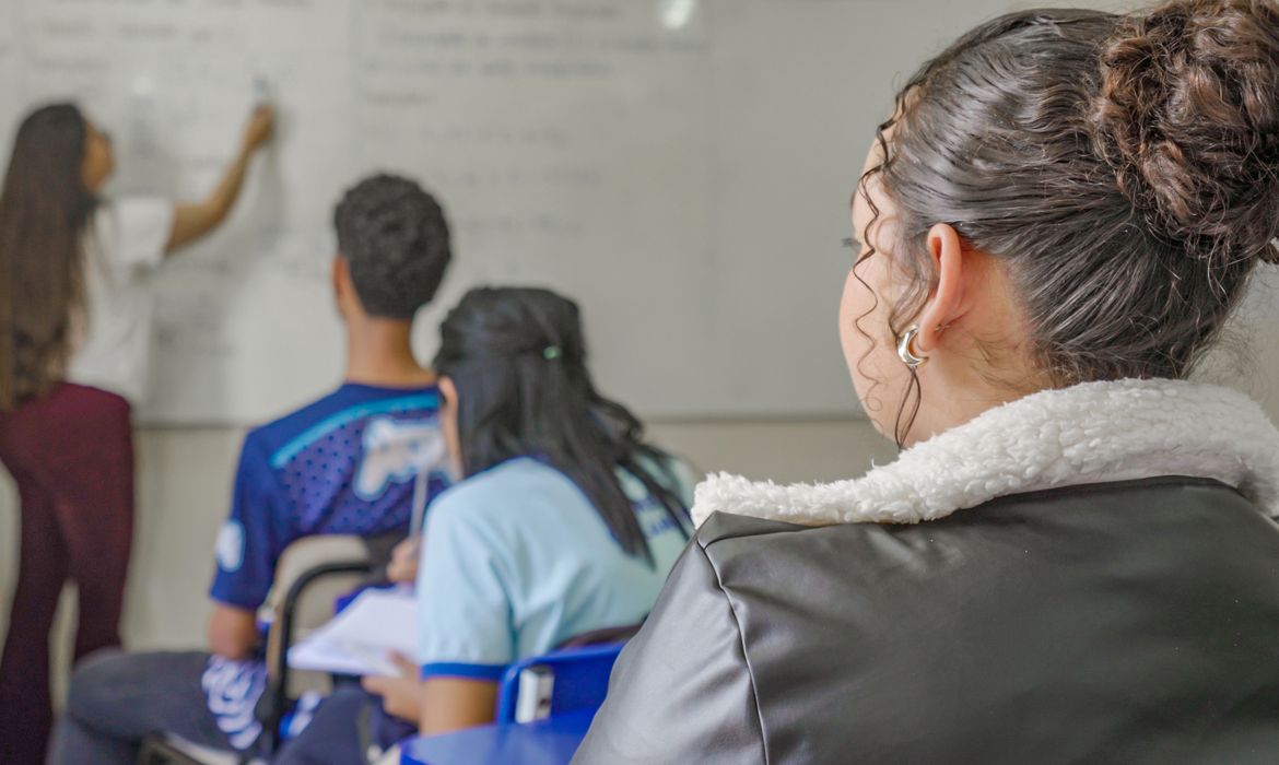 Pé-de-Meia paga R$ 200 para estudantes nascidos em maio e junho. Confira quem recebe, calendário e regras do programa.