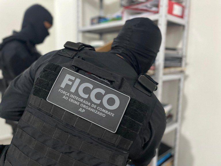 Operação contra organizações criminosas cumpre mandados em Manaus e outros 13 estados contra tráfico de drogas e lavagem de dinheiro.