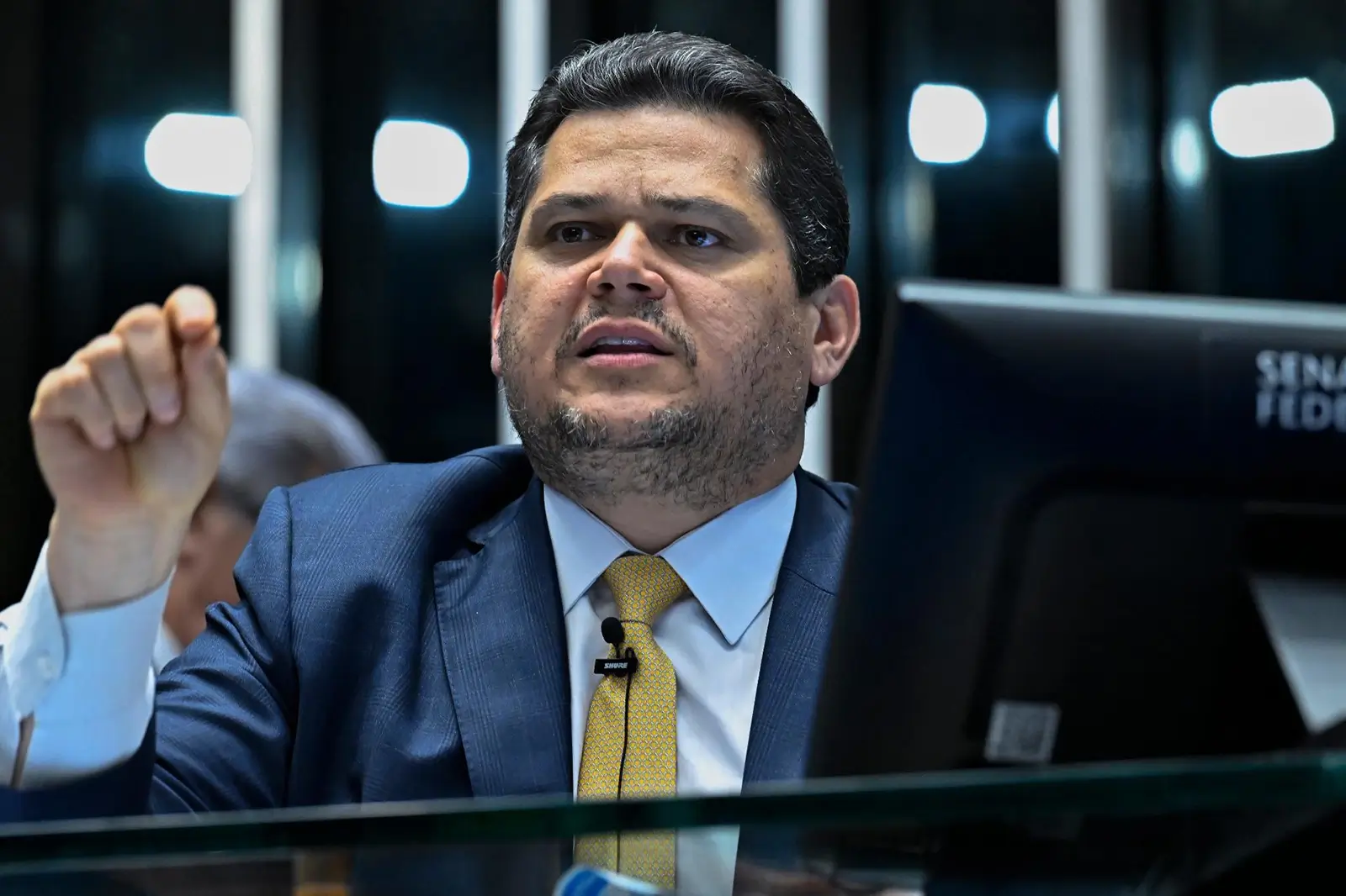 Davi Alcolumbre critica pressões de autoridades para acelerar a votação da PEC da escala 6x1 e rejeita o uso do tema como plataforma eleitoral.