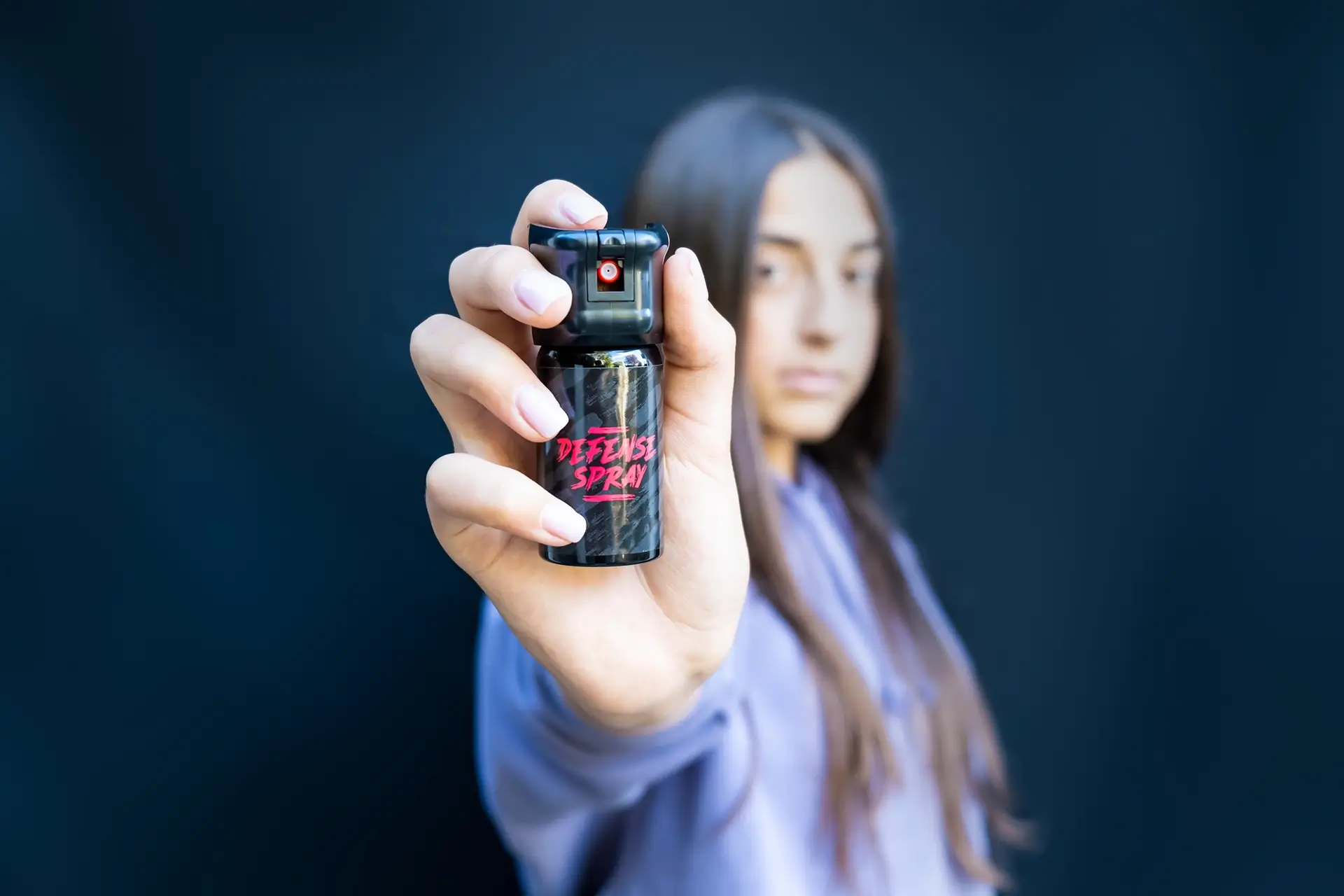 Governo sanciona lei que autoriza mulheres a comprar e portar spray de pimenta para defesa pessoal contra agressões.
