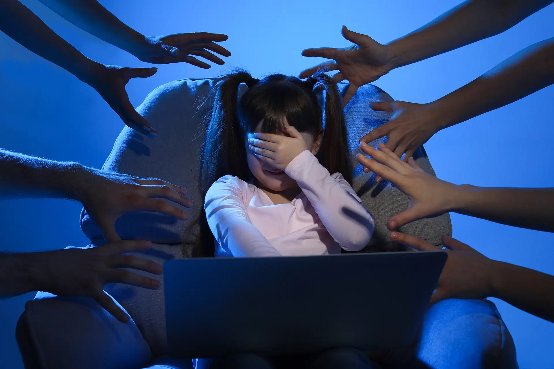 Senado aprova projeto que aumenta penas para violência sexual digital infantil e endurece punições por crimes na internet.