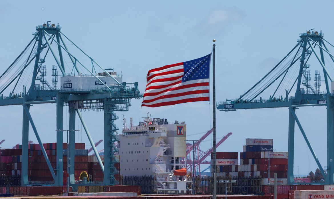 25 estados dos EUA contestam as tarifas de Trump na Justiça por cobrir US$ 2,1 trilhões em importações e ferir leis federais.
