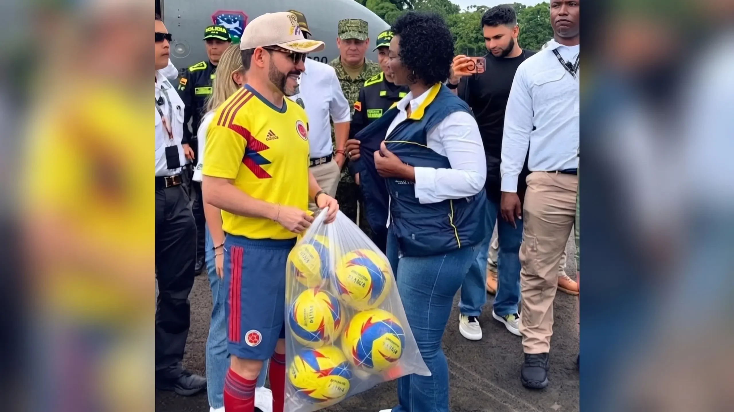 Espriella foi criticado após entregar bolas com símbolo político a vítimas do terremoto de magnitude 7,4 na Colômbia.