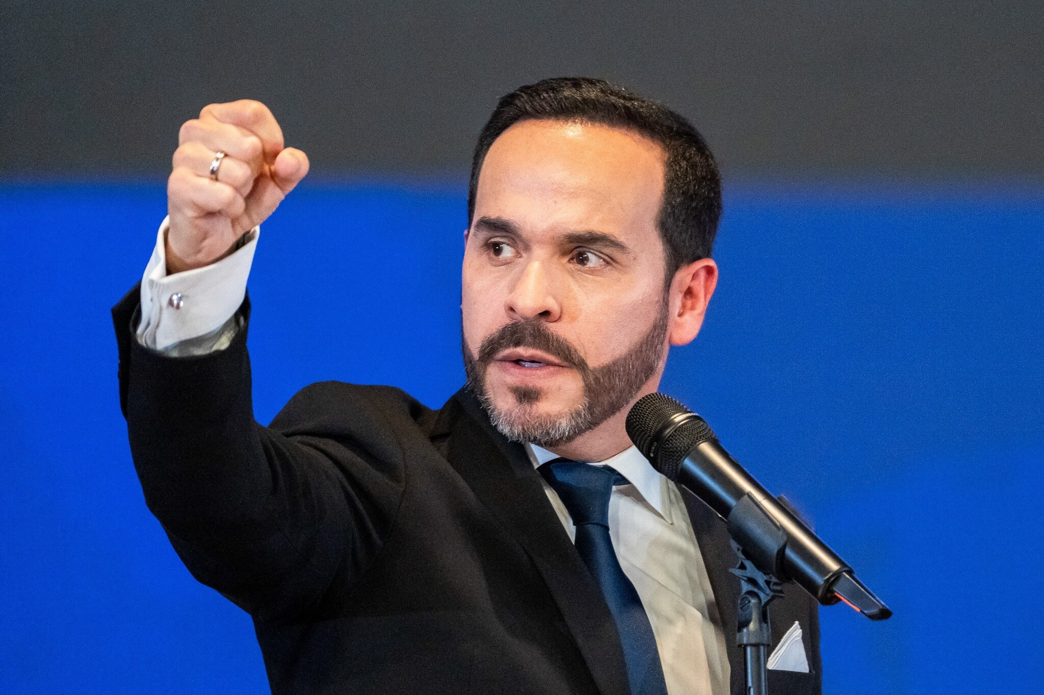 Governo Espriella encerra jornalismo de 20 Emissoras da Paz na Colômbia e entidades alertam para impacto no acesso à informação local.