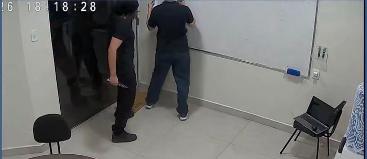 Adolescente suspeito de esfaquear professor se apresenta à polícia em Manaus. Vítima levou nove facadas e segue internada.