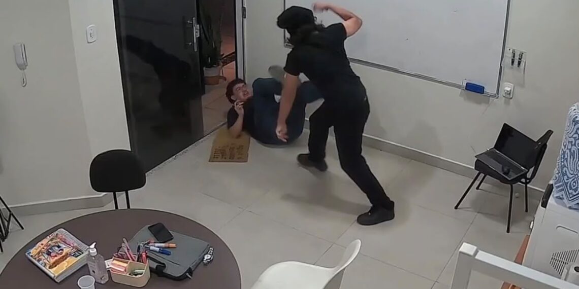 Um adolescente atacou um professor a facadas durante uma aula em Manaus. O caso ocorreu na zona Centro-Sul e é investigado pela Polícia Civil. Confira