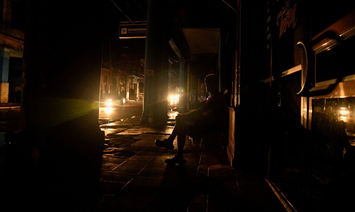 Cuba sofreu colapso total na rede elétrica no fim de semana. País recuperou 80% da energia nesta segunda e tenta normalizar o serviço.