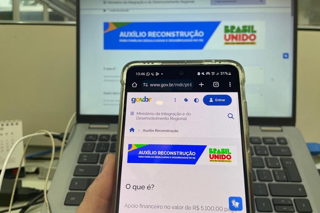 Falso Auxílio Reconstrução de R$ 1.050 circula nas redes. Governo alerta para golpe que busca roubar dados das vítimas.