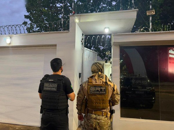 Delegado e investigador do Amazonas são presos em Manaus durante investigação sobre roubo de R$ 800 mil e 30 quilos de ouro.