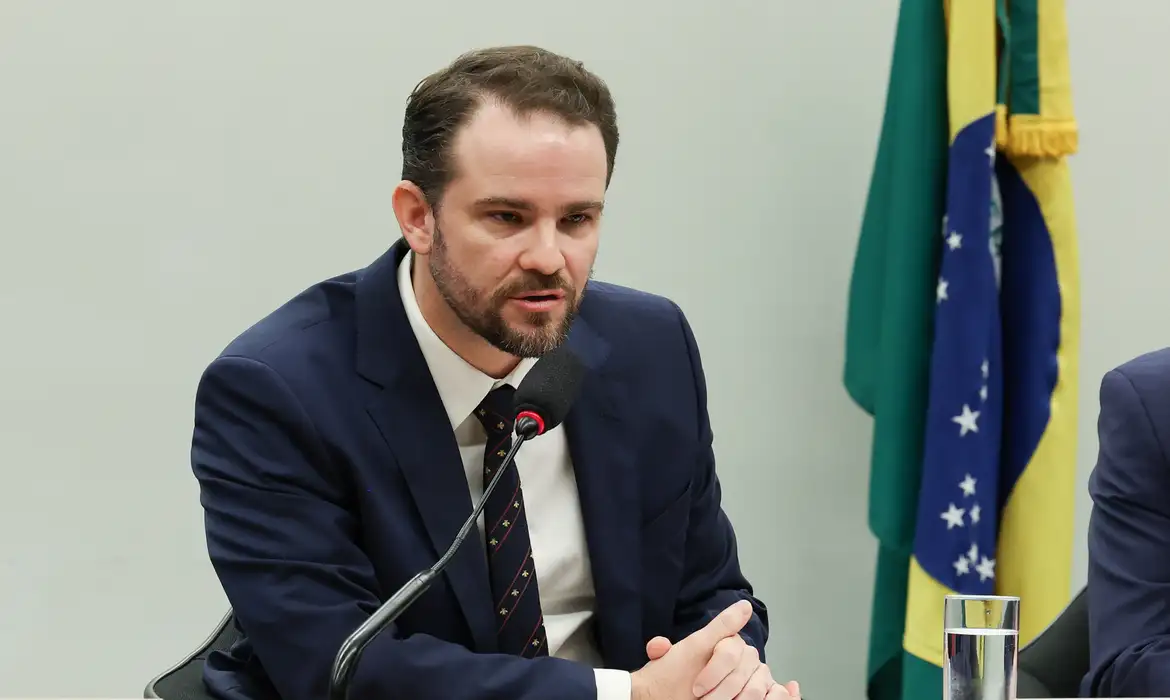 Durigan defende combater a pejotização para reforçar a arrecadação e enfrentar o déficit da Previdência Social.