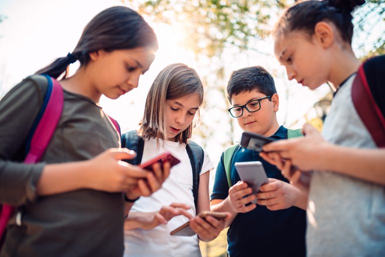 Pesquisa associa o uso de redes sociais por crianças ao baixo desempenho escolar e atrasos no aprendizado.