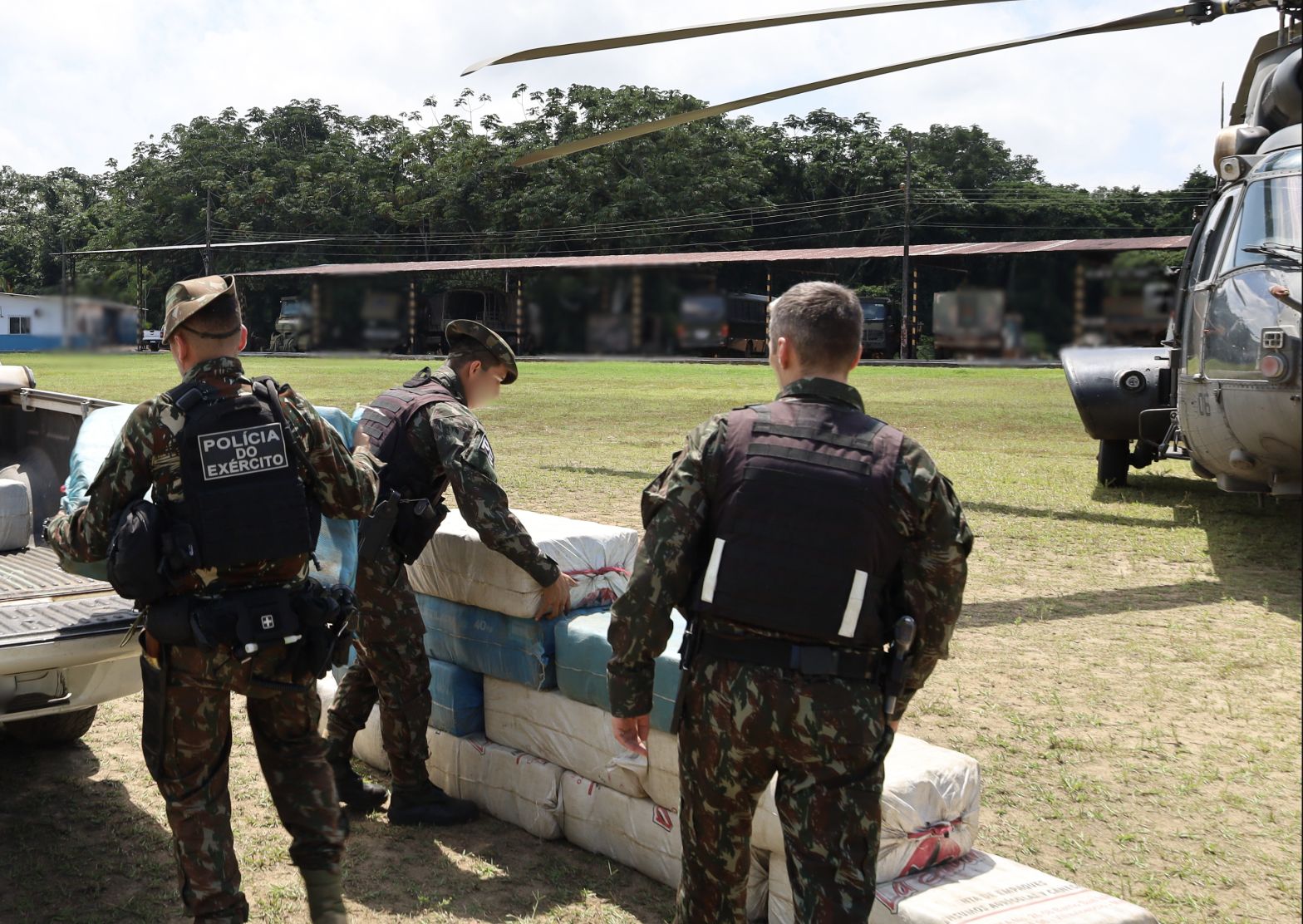 Exército apreende 513 quilos de skank no Rio Uaupés, no Amazonas, e prende dois colombianos durante a Operação Jaguaretê.