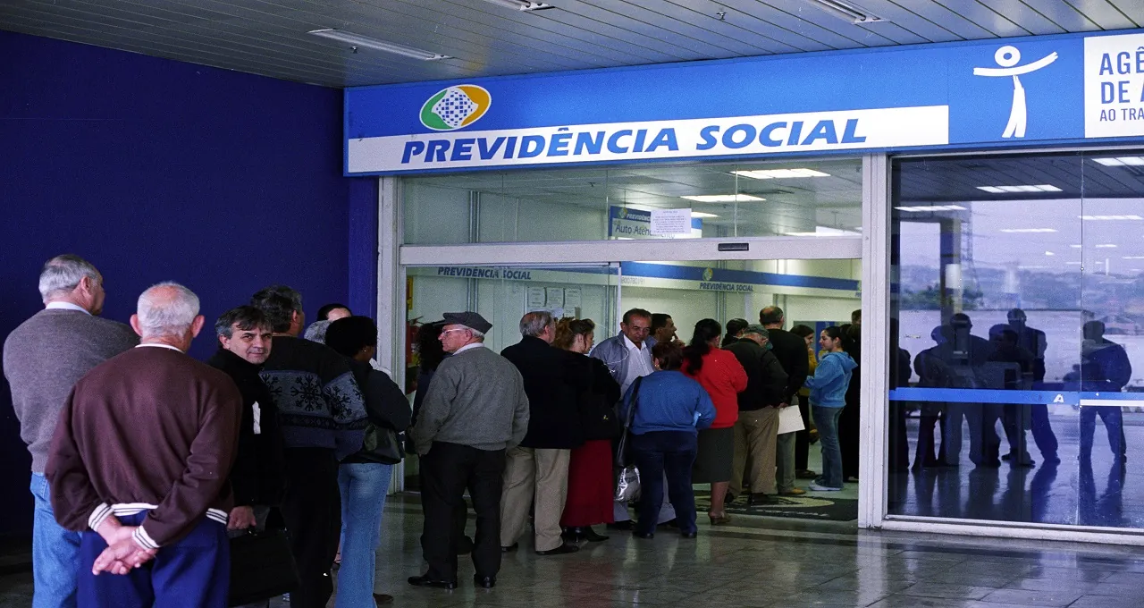 Fila do INSS deve cair para 1,3 milhão até setembro após superar 3,1 milhões de requerimentos no início de 2026.