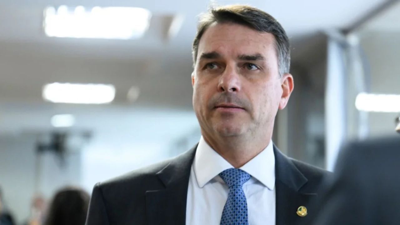 TSE manda remover post que acusava Flávio Bolsonaro de envolvimento no assassinato de advogado sem apresentar provas.