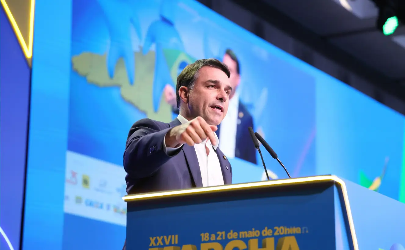 Flávio Bolsonaro foi filiado ao Missão por acesso ligado a dirigente da sigla. PF e PGR investigam quem realizou o cadastro.