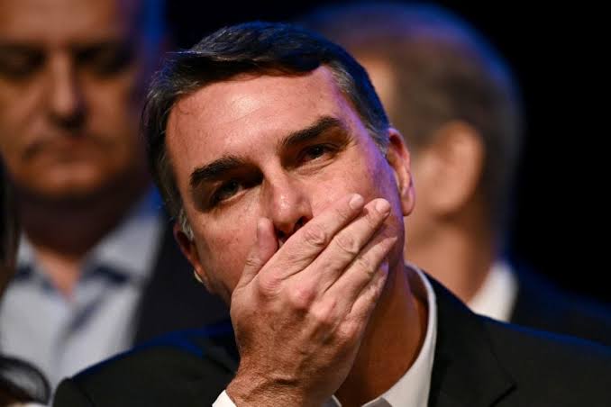 Flávio Bolsonaro aparece filiado ao Partido Missão e campanha tenta corrigir cadastro para registrar candidatura no TSE.