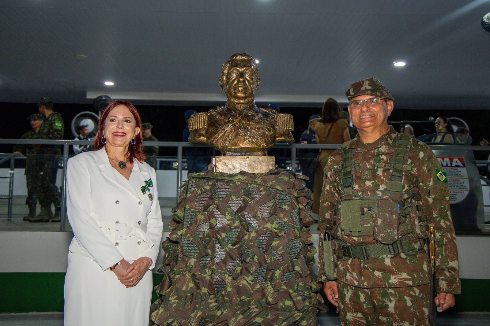 Presidente do TRE-AM, Carla Reis destaca apoio do Exército à logística das eleições no Amazonas e recebe Medalha Exército Brasileiro.