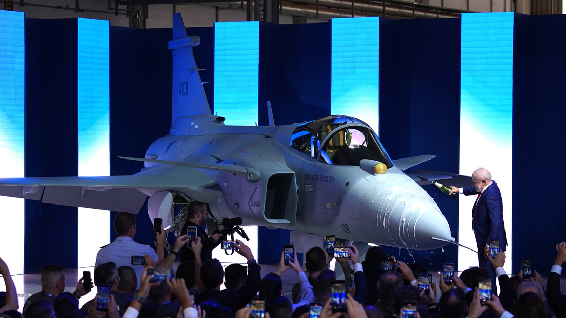 Gripen F faz primeiro voo na Suécia com piloto brasileiro e avança para novos testes antes da entrega à FAB.