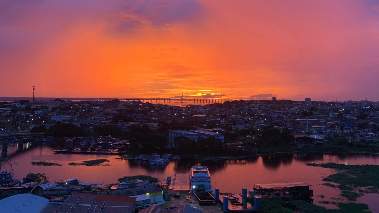 Ilhas de calor deixam Manaus mais quente no verão amazônico; falta de árvores, asfalto e alta umidade aumentam a sensação de calor.