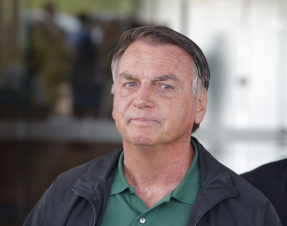 PGR defende manter restrições de visitas a Jair Bolsonaro após divulgação de carta por Flávio Bolsonaro nas redes sociais.
