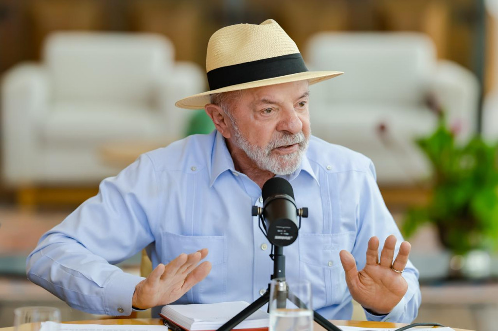 Lula critica a revogação do visto de embaixadora brasileira nos EUA e afirma que a medida de Donald Trump contra Maria Luiza Viotti foi irresponsável. URL amigável: visto-de-