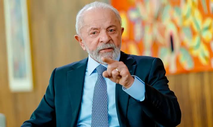 Lula pretende conversar com Trump após revogação do visto de embaixadora brasileira elevar a crise diplomática entre Brasil e EUA.