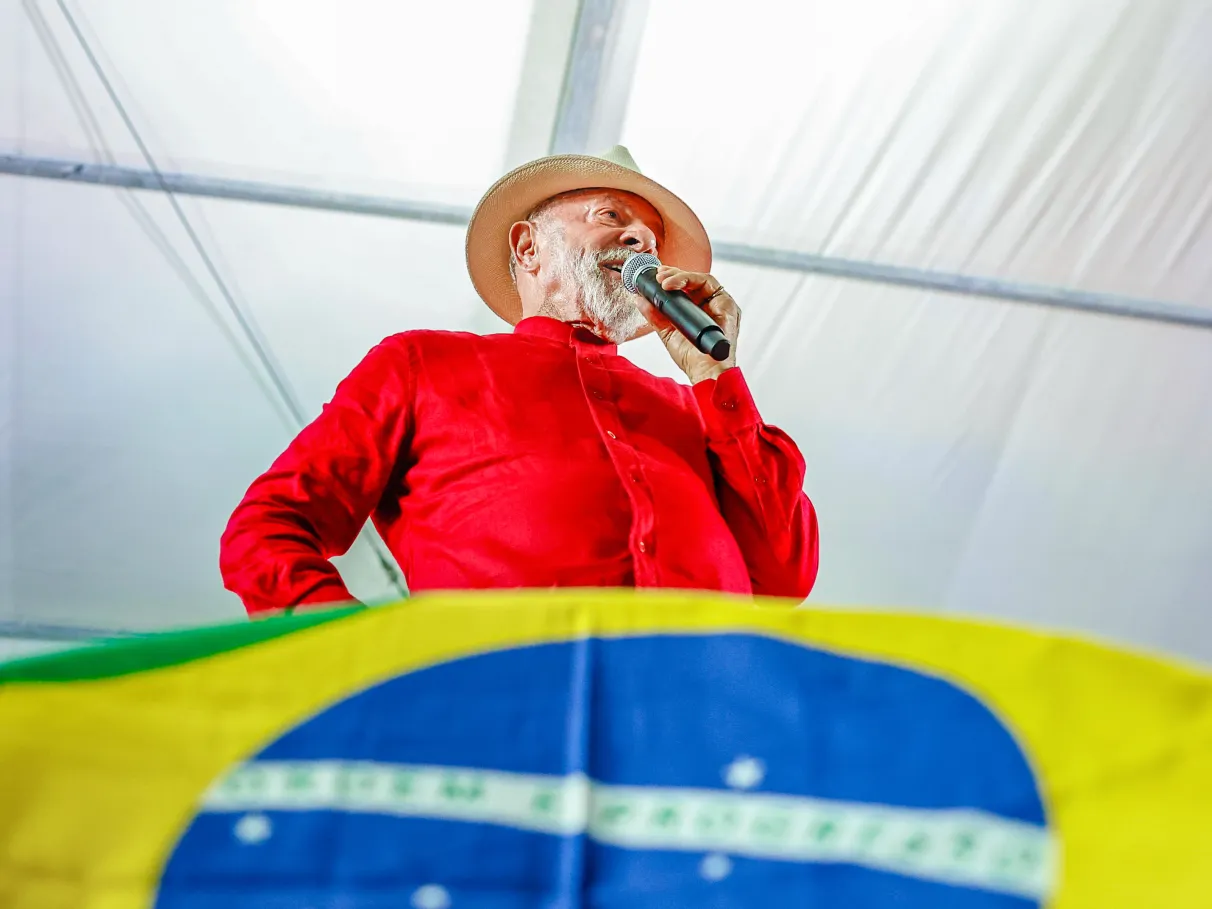 PT realiza convenção nacional para oficializar a candidatura de Lula à reeleição.