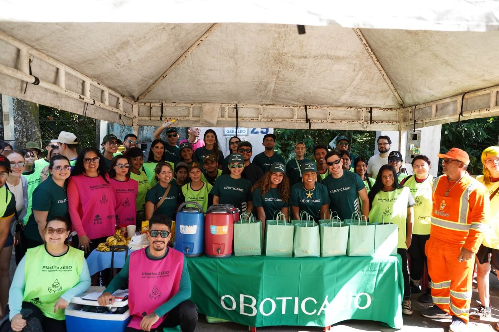 Boticário e Remada Ambiental retiram 2,8 toneladas de resíduos do Igarapé do Gigante, em Manaus. Ação reuniu 72 voluntários.