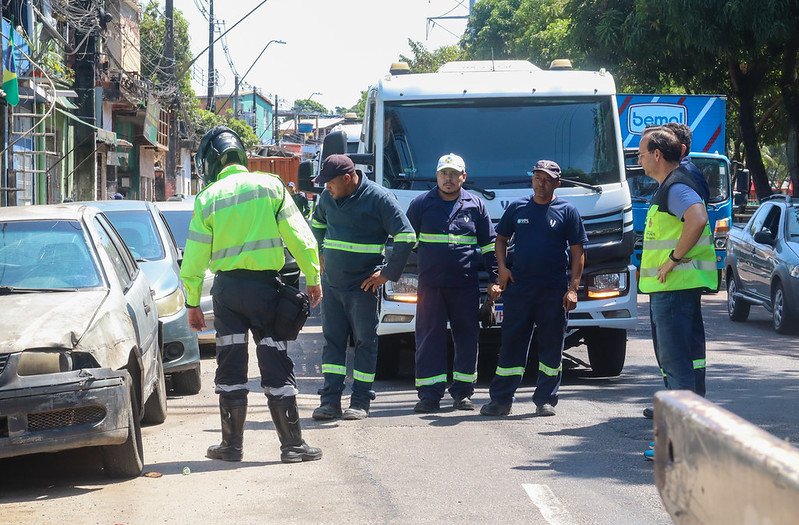 Operação Sucata já removeu 145 veículos abandonados das ruas de Manaus entre janeiro e agosto de 2026.
