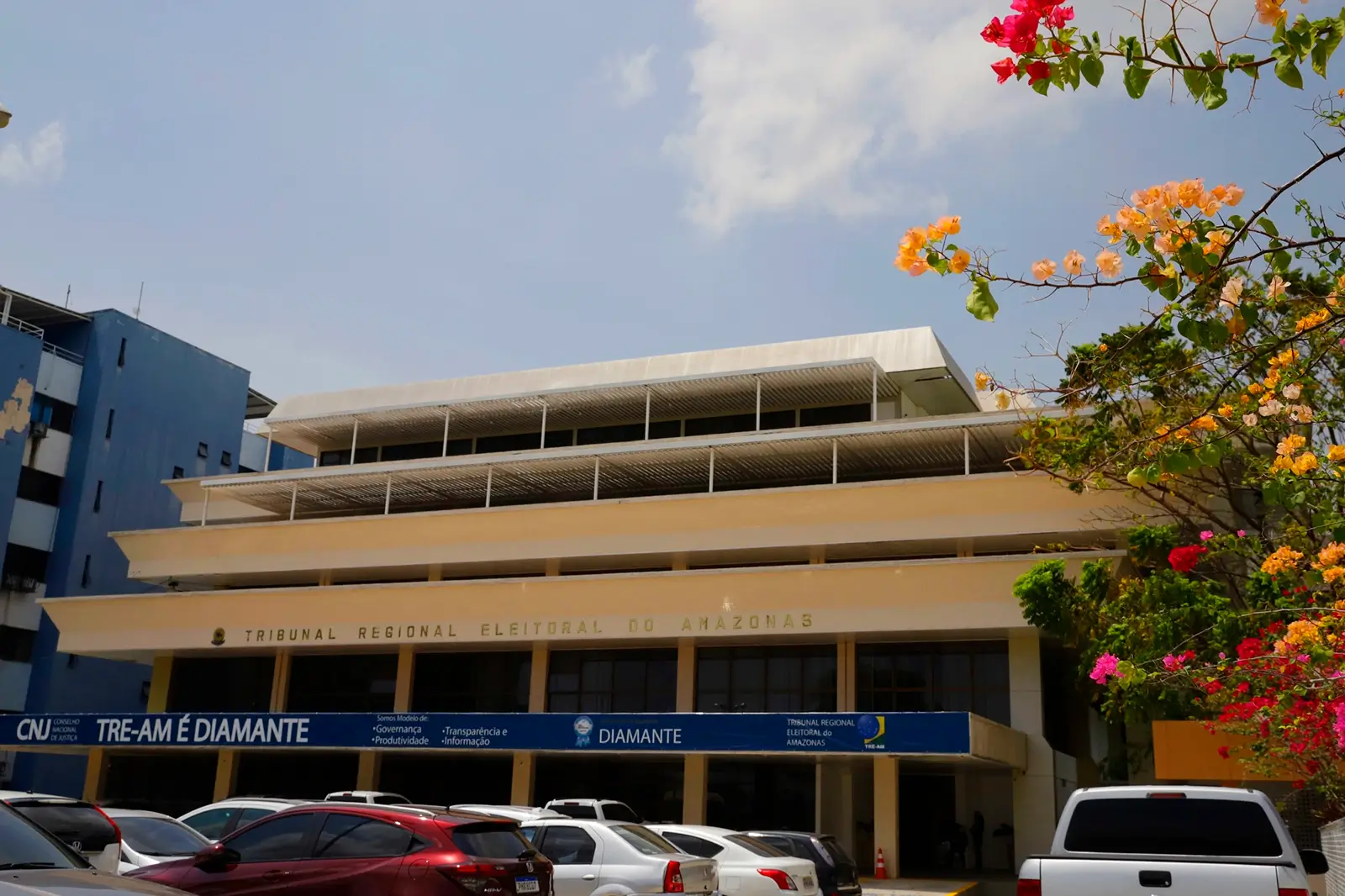 A Justiça Eleitoral suspendeu a divulgação de uma pesquisa eleitoral no Amazonas por divergências no questionário.