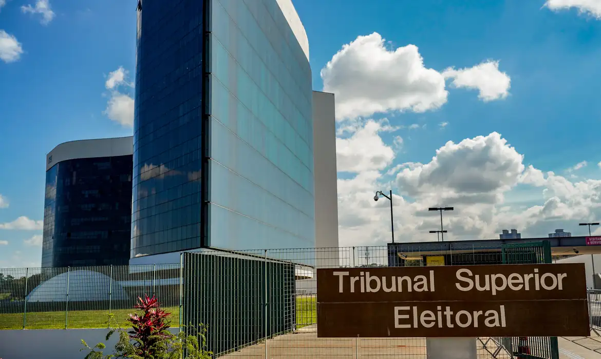 TSE debate inteligência artificial nas eleições de 2026 e analisa caso envolvendo vídeo sintético exibido em convenção do PL.