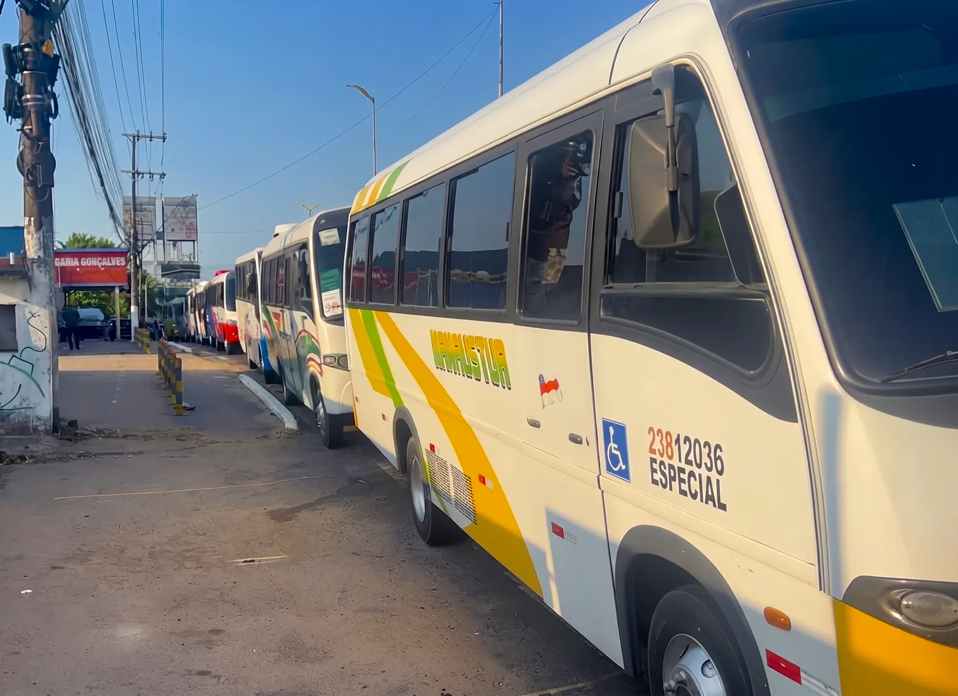 Transporte especial de Manaus encerra paralisação após acordo com reajuste de 5,5%, vale-alimentação de R$ 500 e cesta básica de R$ 520.