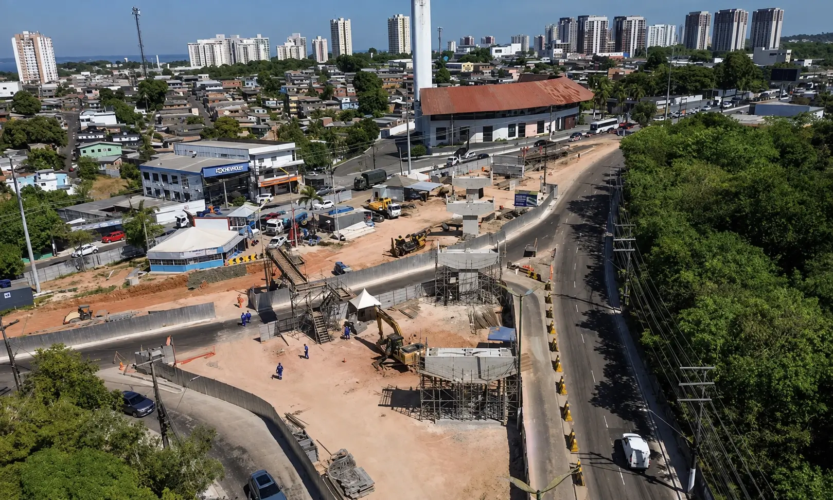 Viaduto Passarão muda o trânsito em Manaus com bloqueios, desvios e contrafluxo nas avenidas Brasil e Coronel Teixeira.