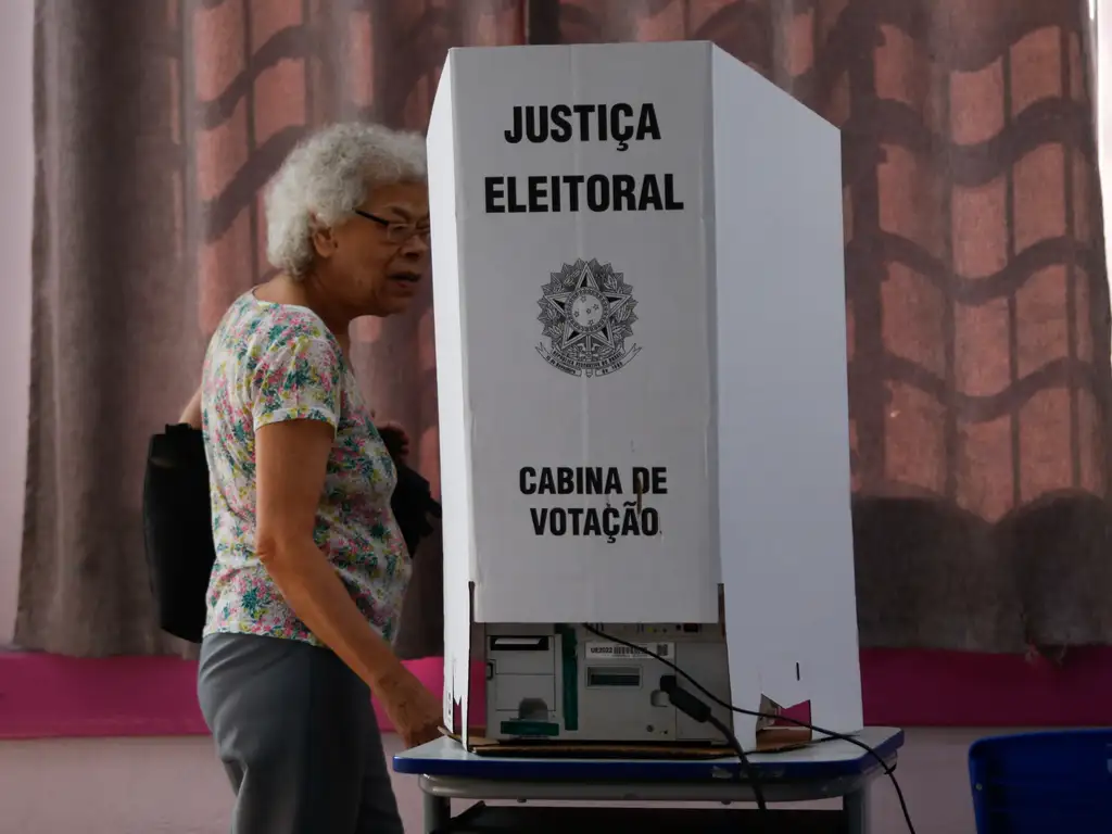 Entenda por que o voto feminino voltou ao debate político no Brasil e nos EUA e o que dizem pesquisadores sobre o tema.